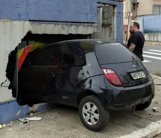 Motorista perde controle de automóvel e bate contra muro de supermercado em Colatina
