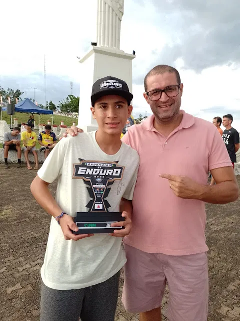 Piloto de apenas 13 anos, de Pancas, se destaca no motocross pelo Brasil