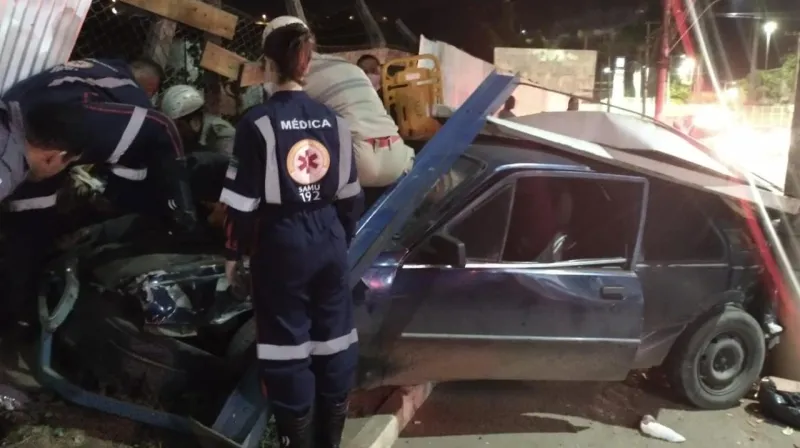 Vídeo: motorista embriagado colide contra abrigo de ônibus e atropela duas pessoas em Colatina