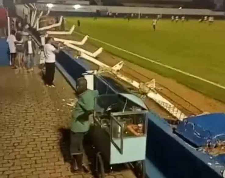 Vídeo: após comemoração de jogadores alambrado desaba no Estádio Municipal de Colatina