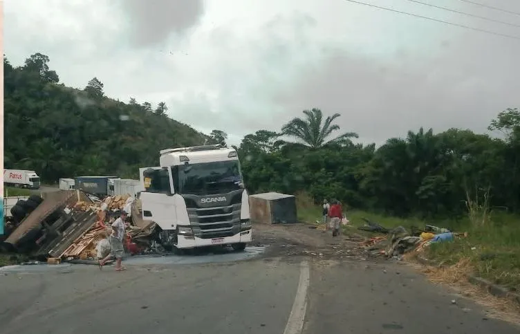 Caminhão com placa de Colatina se envolve em acidente na Bahia e motorista morre no local