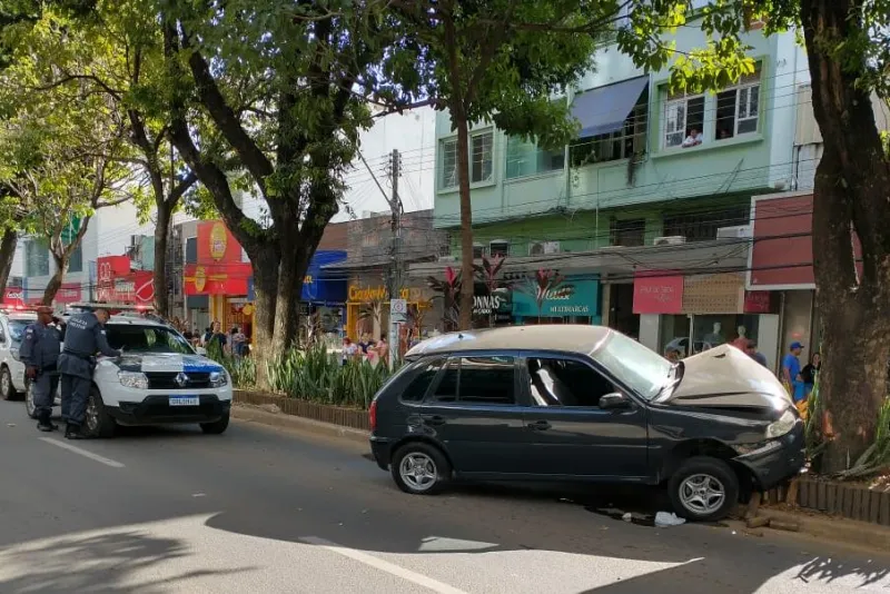 Vídeo: motorista com sintomas de embriaguez foge após colidir contra canteiro da Avenida Getúlio Vargas, em Colatina