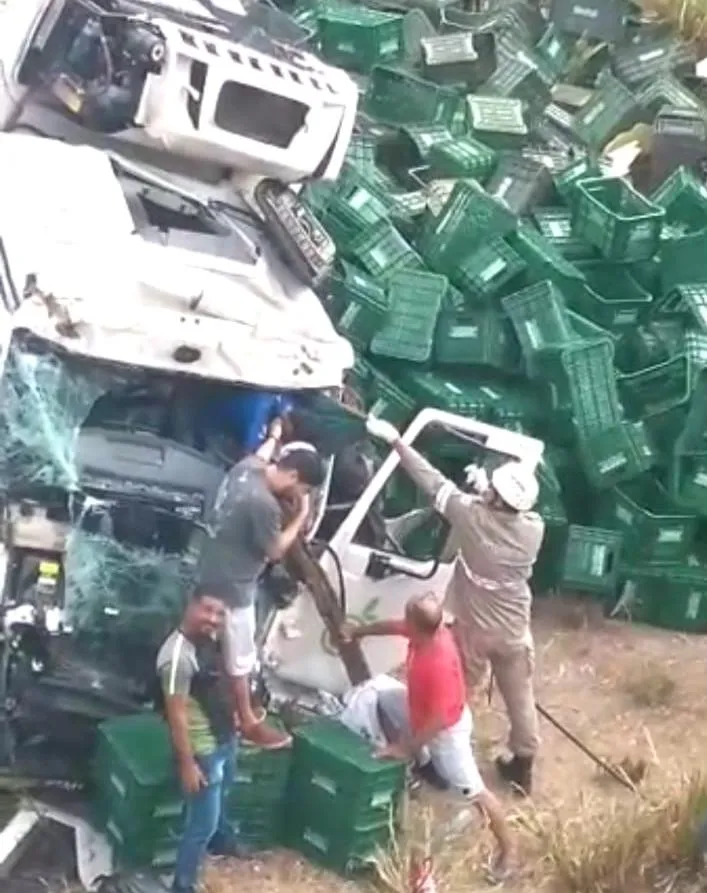 Vídeo: caminhão-baú cai de ponte entre Colatina e João Neiva e motorista é socorrido em estado grave