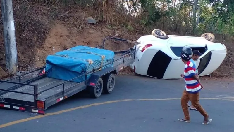 Vídeo: motorista aciona GPS para encontrar percurso e automóvel tomba na descida do bairro Riviera em Colatina