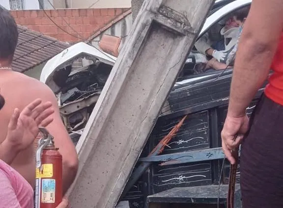 Vídeo: motorista se recusa a fazer o teste do bafômetro após colidir contra poste no bairro Vila Amélia em Colatina