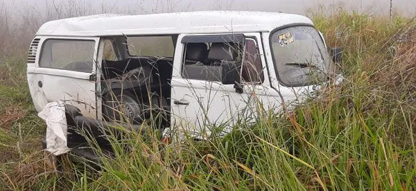 Neblina causa acidente entre Kombi, com trabalhadores rurais, e carreta em Colatina