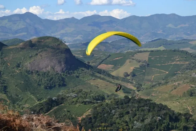 Piloto de parapente sofre acidente próximo a Acioli e é resgatado pelo Corpo de Bombeiros de Colatina