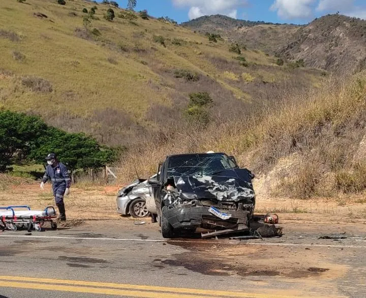 Vídeo: cinco pessoas ficam feridas após acidente envolvendo dois automóveis entre Colatina e Baixo Guandu