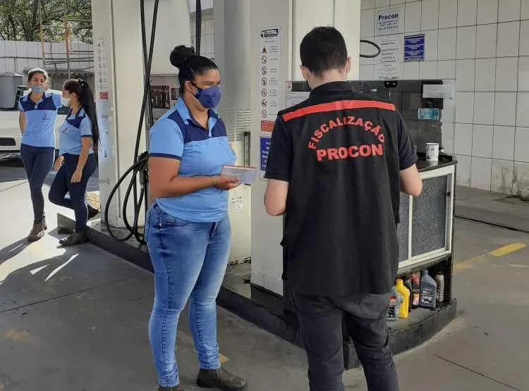 Litro da gasolina cai mais de R$ 1 em Colatina, constata Procon Municipal