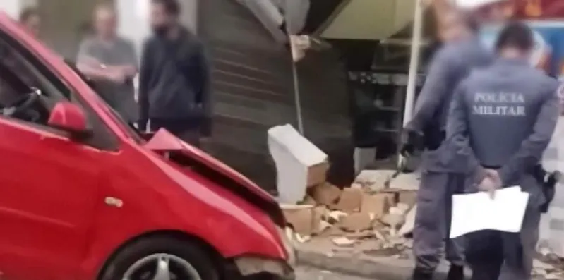 Motorista bate contra porta e parede de restaurante no bairro Aparecida e se evade do local, em Colatina