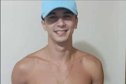 Vídeo: jovem motociclista morre ao bater contra árvore no bairro Columbia, em Colatina