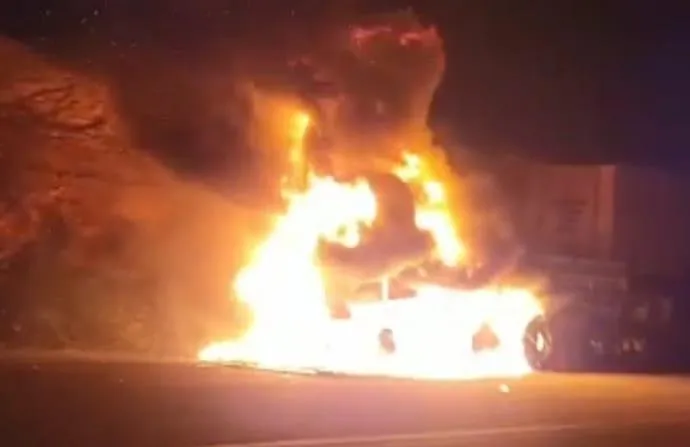 Vídeo: carreta carregada pega fogo próximo ao Aterro Sanitário de Colatina no bairro Santa Helena