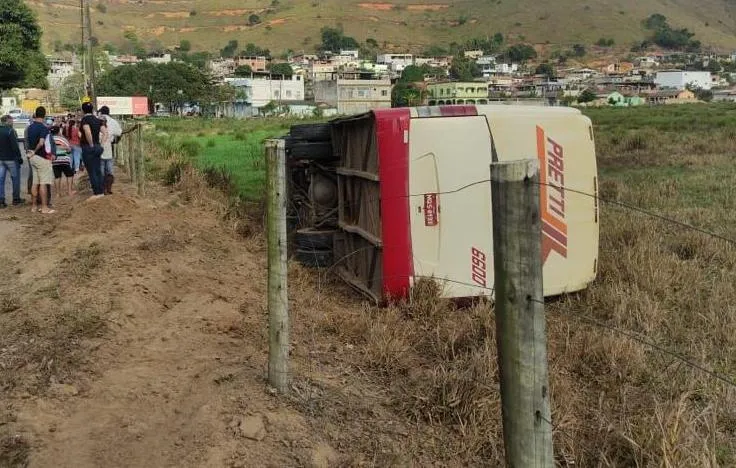 Vídeo: ônibus da Viação Pretii sai da pista, capota e deixa feridos no Norte do Estado