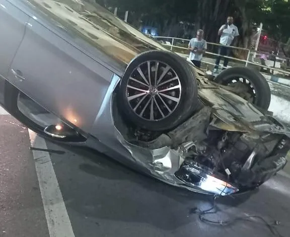 Vídeo: automóvel capota após colidir contra carro estacionado no centro de Colatina