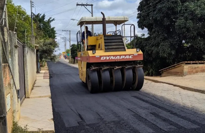 Avenida principal do bairro Luiz Iglesias está sendo asfaltada, em Colatina