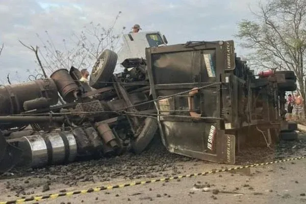 BR 259 está parcialmente interditada devido a tombamento de carreta em Baixo Guandu