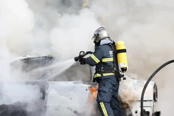 Carro colide contra poste e pega fogo em Colatina