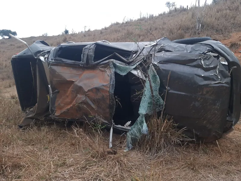 Ford Ranger capota e motorista morre nesta madrugada (4), em Colatina
