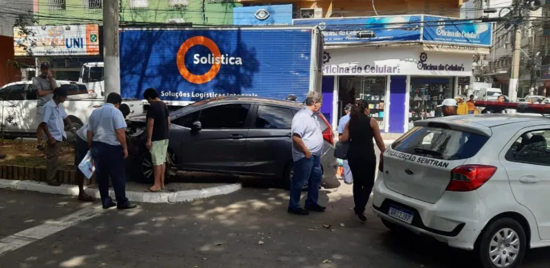 Taxista de Água Doce do Norte avança sinal vermelho e colide contra automóvel no centro de Colatina