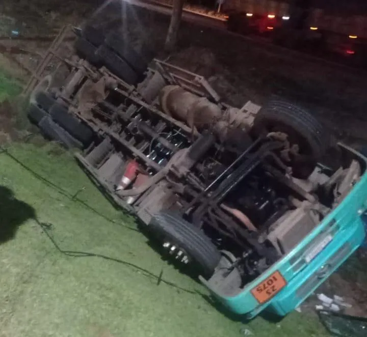Caminhão carregado com água mineral tomba em Baixo Guandu