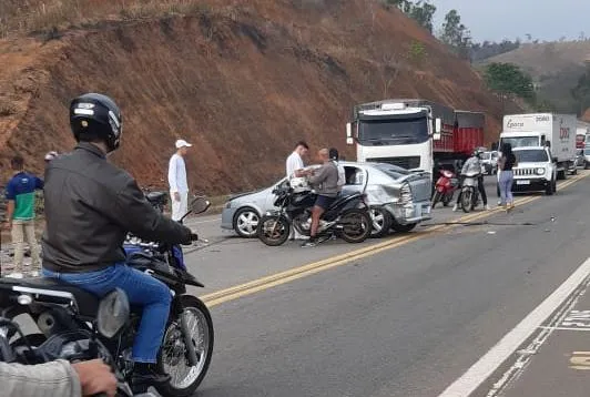 Mulher fica ferida em acidente entre três carros na segunda via, em Colatina