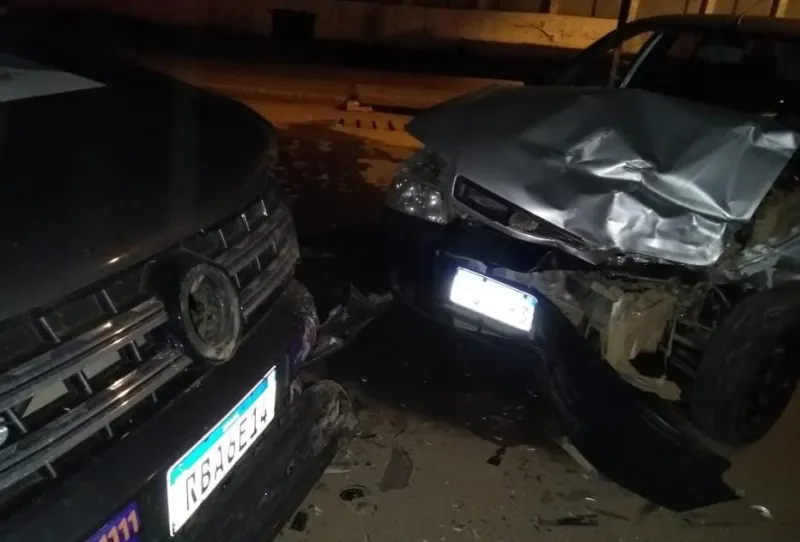 Motorista com sintomas de embriaguez invade a contramão e colide contra Amarok em Colatina