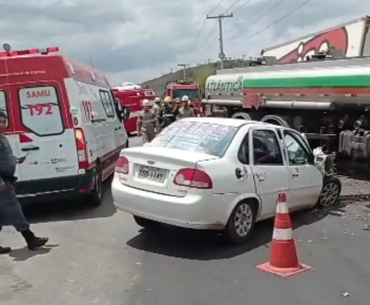 Vídeo: acidente entre caminhões e carro deixa motorista preso às ferragens entre Colatina e Baixo Guandu