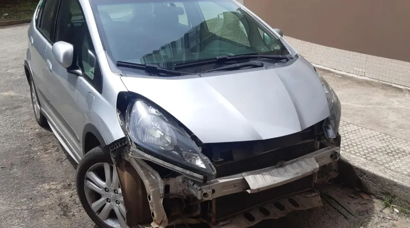 Motorista sem habilitação e com sintomas de embriaguez colide contra carro estacionado próximo a restaurante em Colatina