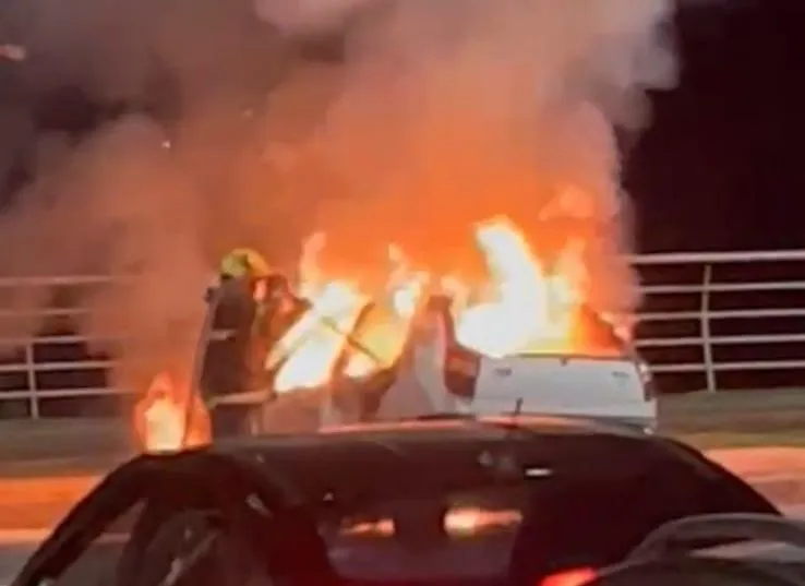 Vídeo: após pane automóvel pega fogo na avenida Beira Rio, em Colatina