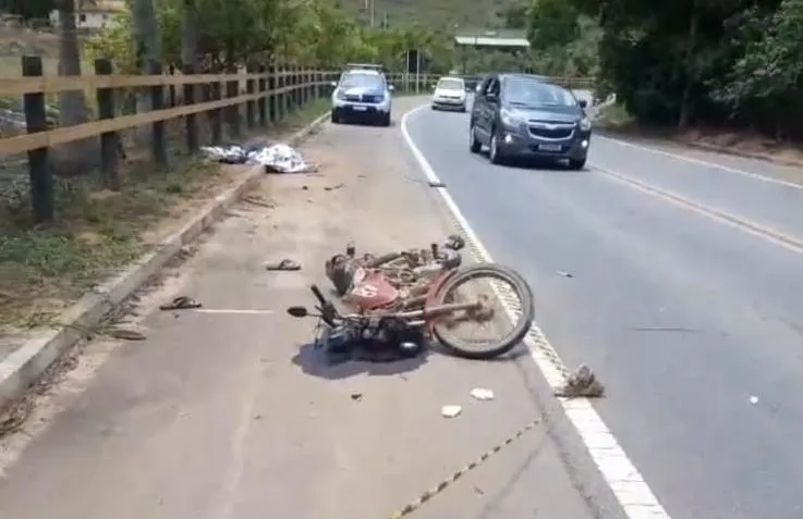 Vídeo: colisão contra meio fio mata motociclista em Colatina. O carona se feriu gravemente