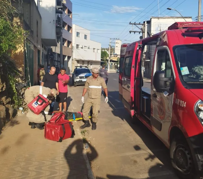 Descanso de motocicleta atinge o asfalto e motoboy sofre acidente na Avenida Sílvio Avidos, em Colatina