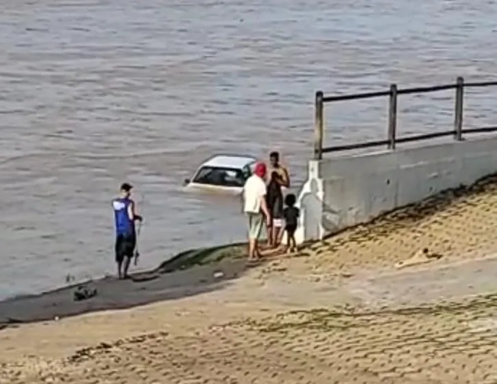 Vídeo: após problemas no freio de mão carro cai dentro do Rio Doce em Colatina. Veja o início do resgate