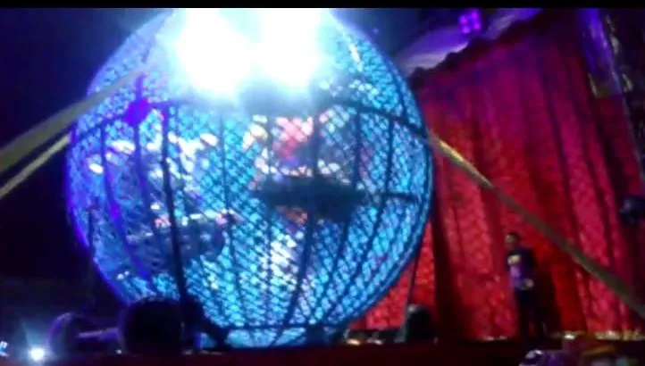 Vídeo: motoqueiros sofrem acidente durante performance no ‘globo da morte’ de circo em Colatina; veja vídeo