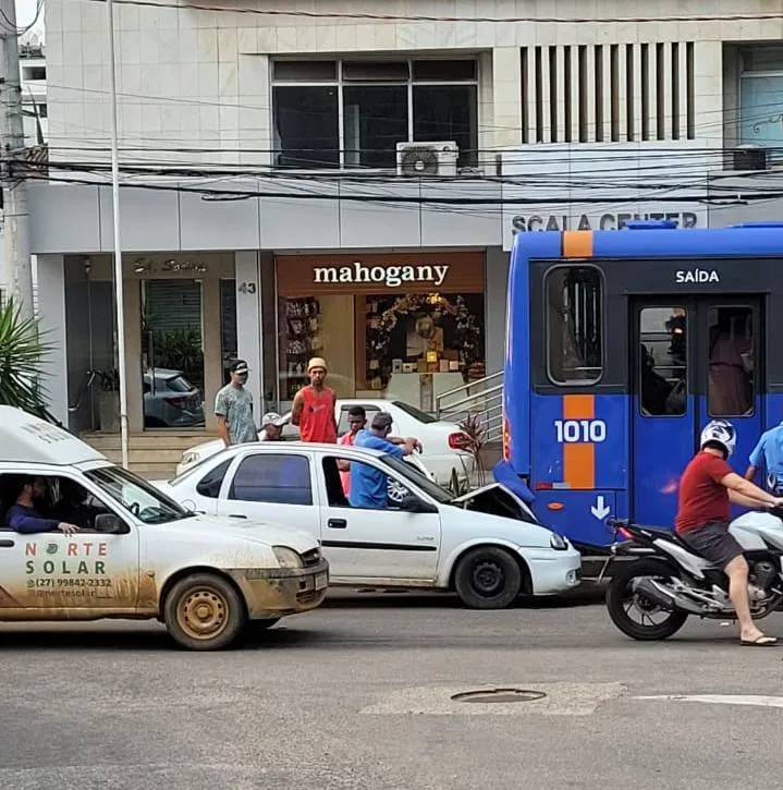 Carro colide contra traseira de ônibus próximo a Catedral no centro de Colatina