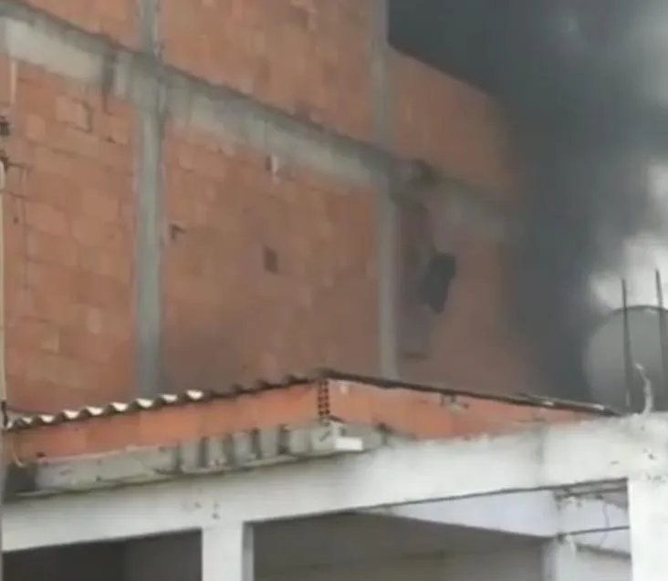 Vídeo: morador pula do segundo andar de sobrado para fugir de incêndio em Colatina