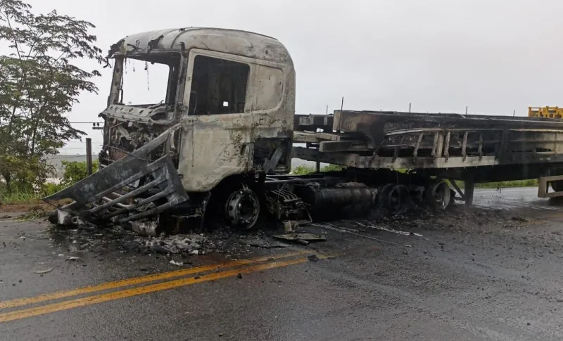 Vídeo: carreta pega fogo e fica destruída na ES-248, próximo ao trevo de Marilândia