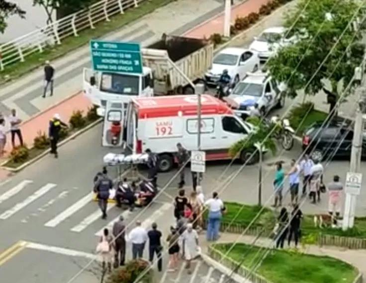 Vídeo: acidente entre carro e moto na Avenida Beira Rio deixa motociclista ferido nesta quarta-feira (7), em Colatina