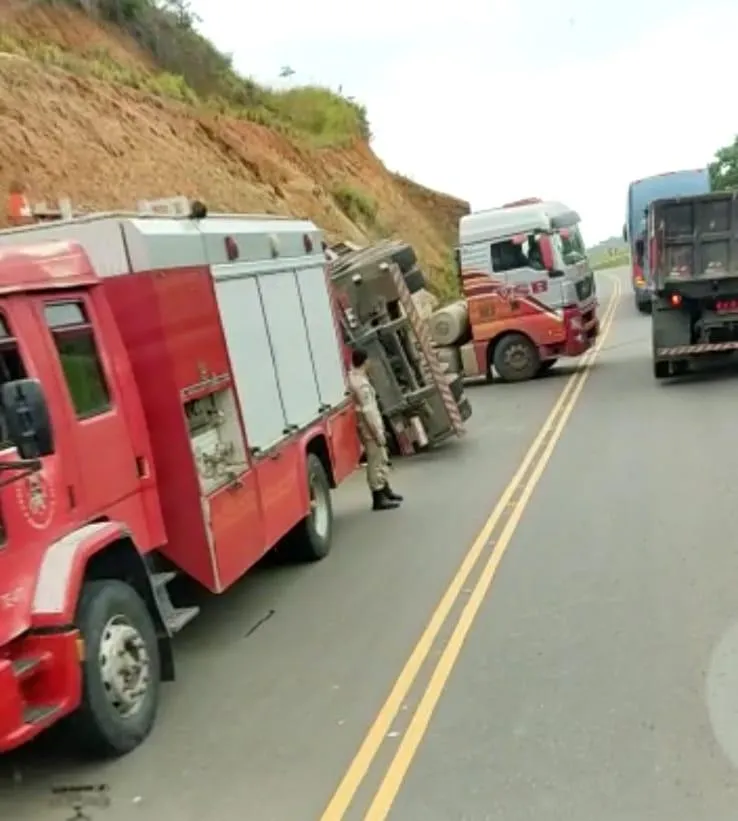 Vídeo: caminhão carregado de combustível tomba próximo a Baunilha. Corpo de Bombeiros não vê necessidade de interditar a pista, em Colatina