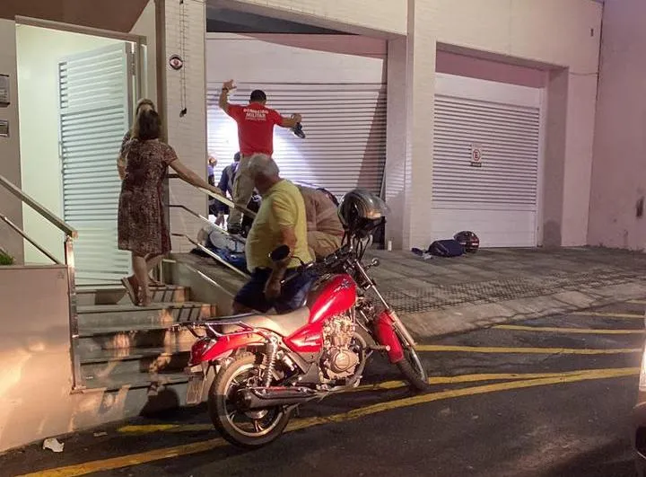 Vídeo: motociclista morre após colidir contra portão de garagem na rua Santa Maria, no centro de Colatina
