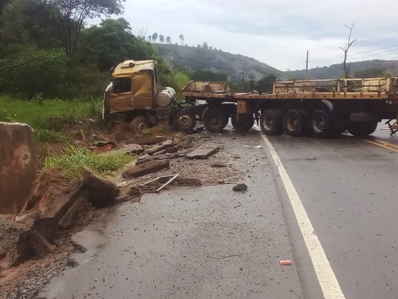 Caminhoneiro tenta desviar de árvore caída em rodovia e caminhão colide contra barranco em Colatina