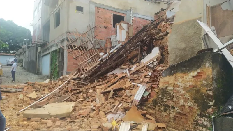 Vídeo: casa com estrutura comprometida desaba na Ladeira Cristo Rei, em Colatina