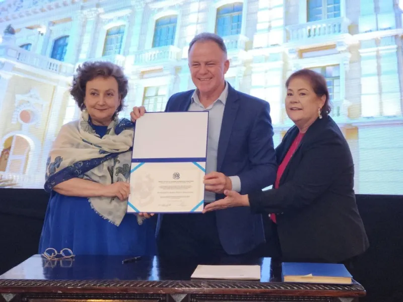 Governador Casagrande entrega comenda Jerônymo Monteiro para a colatinense  Margareth Pretti Dalcolmo