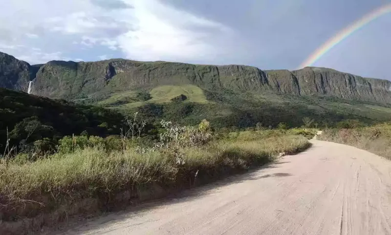 Carro colide contra cerca no interior de Colatina e capota