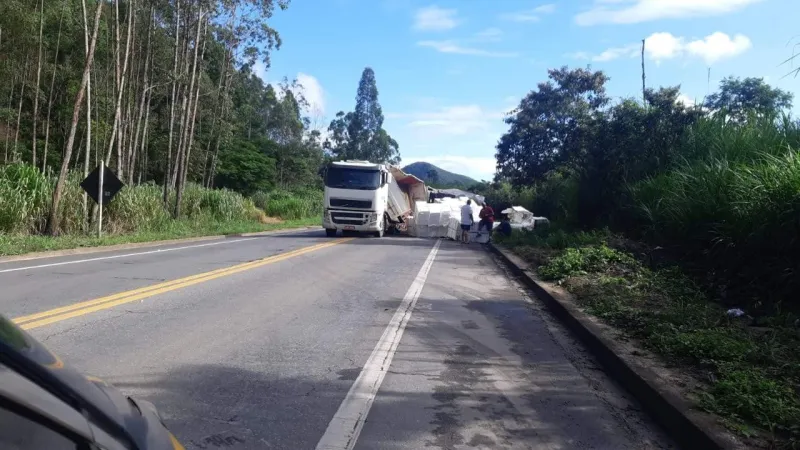 Atenção: BR 259 é parcialmente interditada após carga de carreta tombar entre João Neiva e Colatina