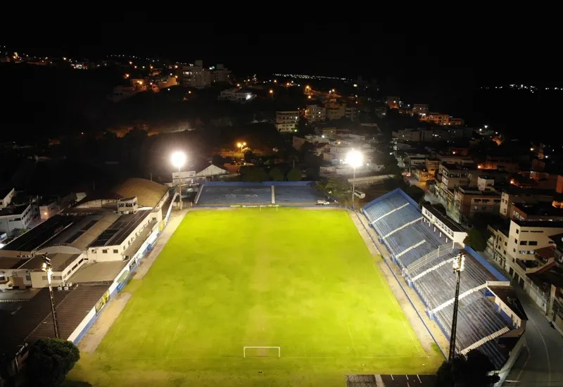 Estádio Justiniano de Mello e Silva ganha nova iluminação. 68 refletores de LED estão sendo instalados