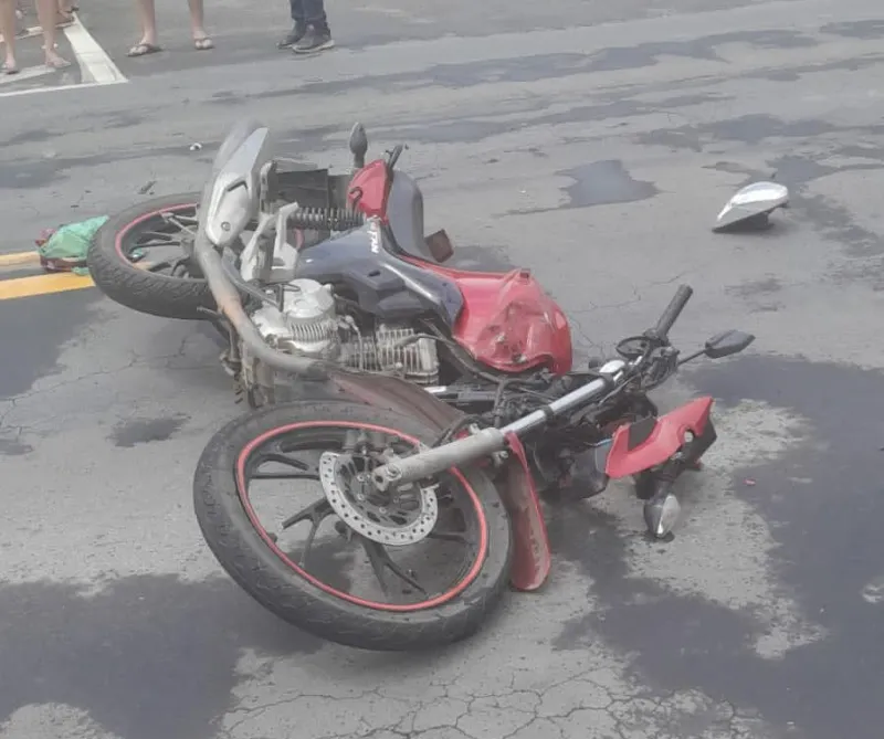 Vídeo: jovem tem perna esmagada após carreta passar por cima de motocicleta no trevo do bairro Novo Horizonte, em Colatina