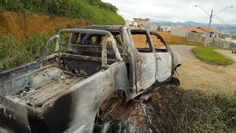 Caminhonete Toyota-Hilux é encontrada incendiada em Colatina