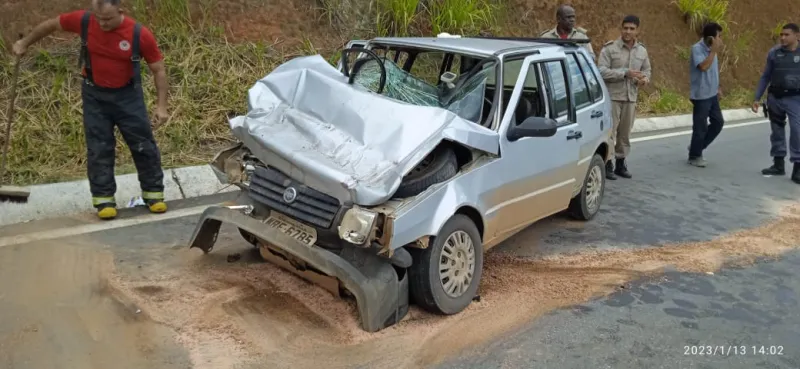 Motorista dorme ao volante e colide contra traseira de caminhão em Colatina