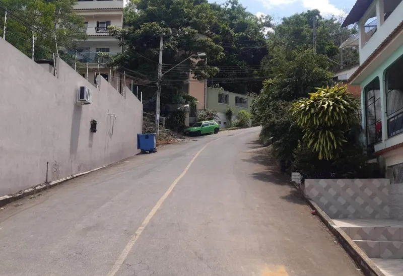 Mulher embriagada, bate carro em duas motos, evade do local e colide contra poste em Colatina