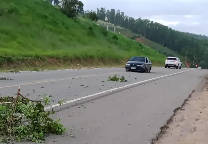 Em alta velocidade, carro furtado colide contra barranco e para no meio da pista, próximo ao Bar Espelunca na Reta Grande em Colatina